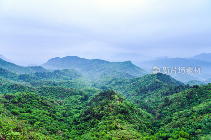 中国夏季金山岭长城阴天下雨云雾风光