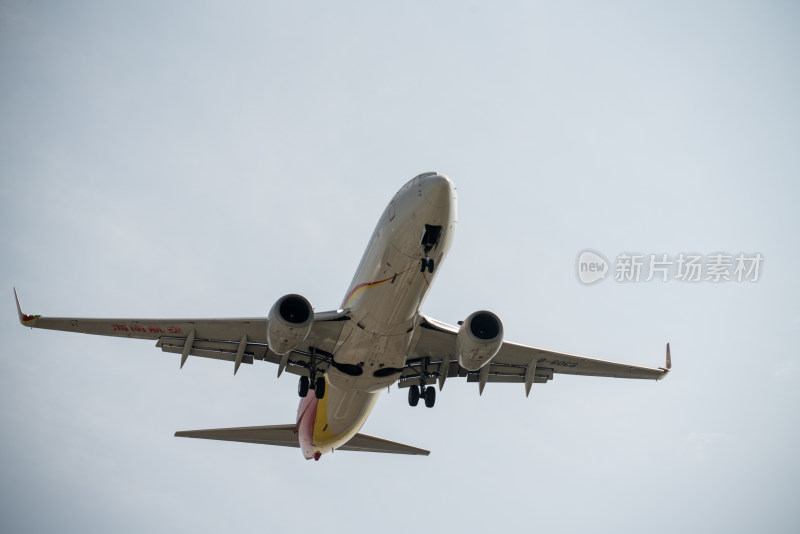 空中飞行的客机特写