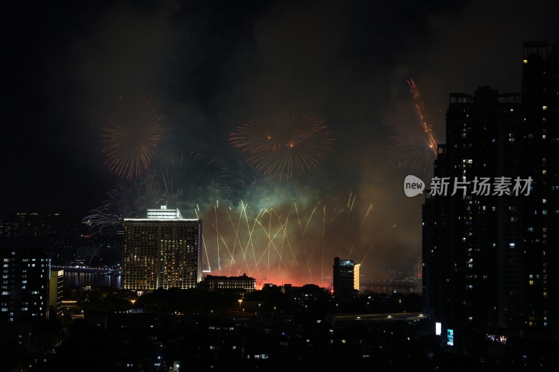 城市夜空下绚烂多彩的烟花盛宴