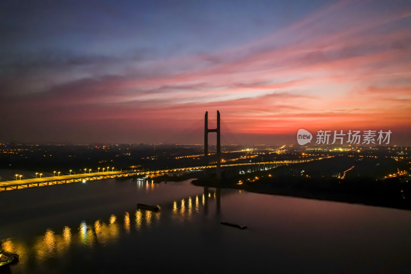 夕阳下城市桥梁夜景