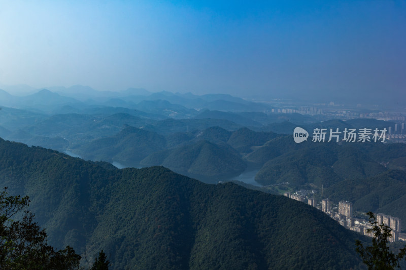 山林间远眺城市的自然风光景象