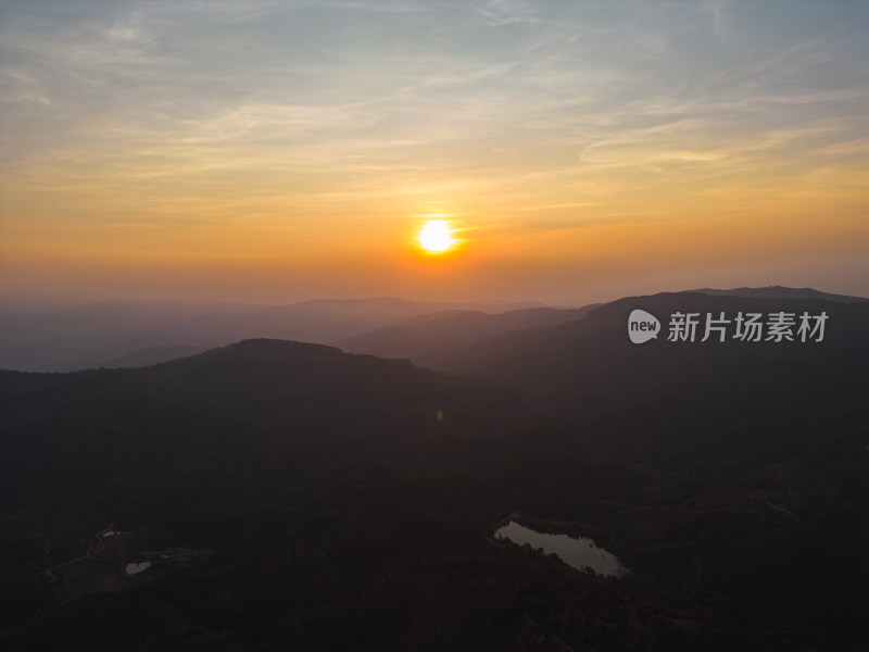 航拍落日余晖下的山峦