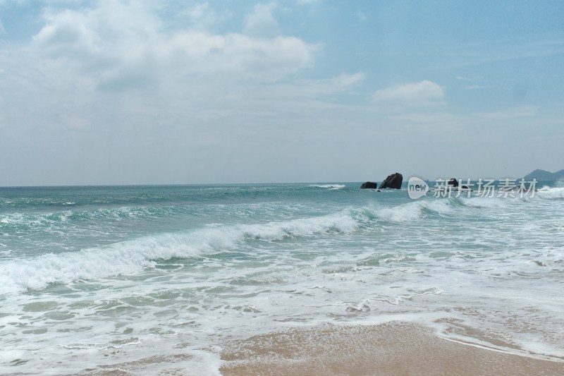 日月湾海边沙滩礁石与海浪景象