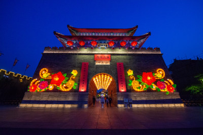 日照莒国古城夜景中式古建筑灯笼装饰