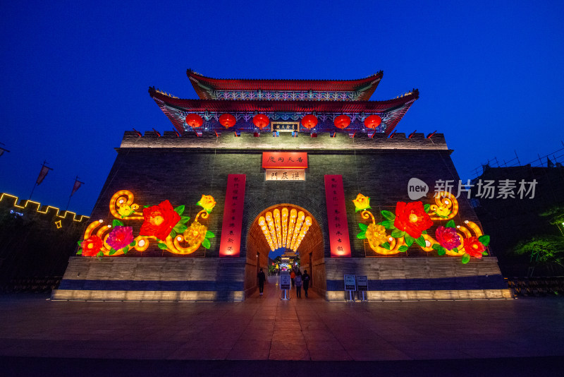 日照莒国古城夜景中式古建筑灯笼装饰