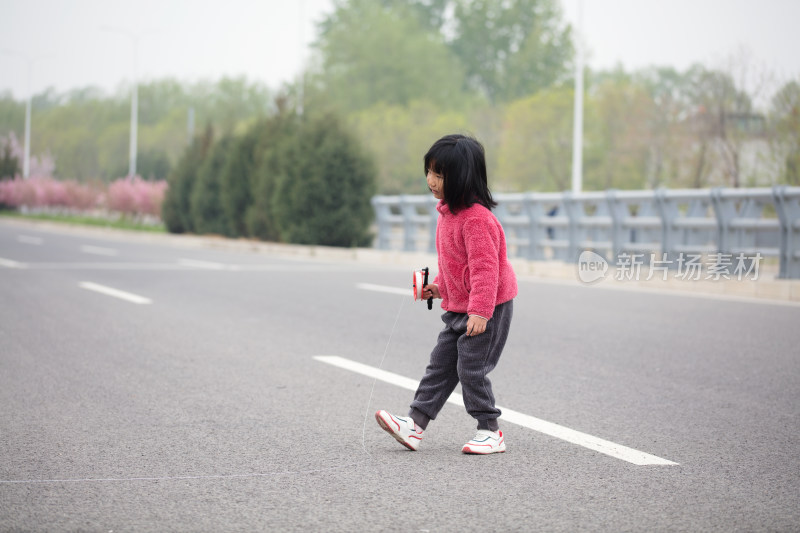 等待放飞风筝的小女孩