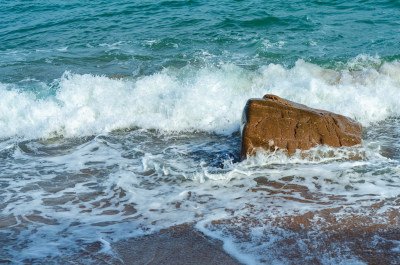 深蓝的海水白色的波浪