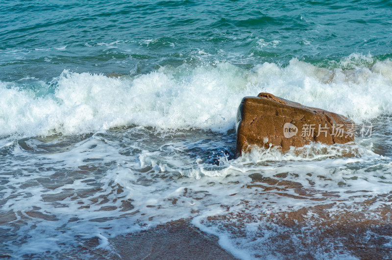 深蓝的海水白色的波浪