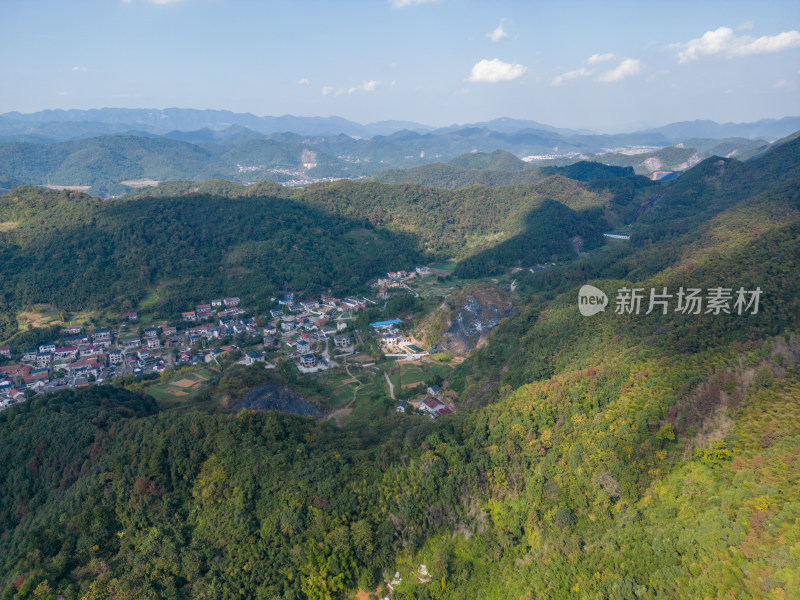 航拍蓝天白云下的青山河流村庄风光