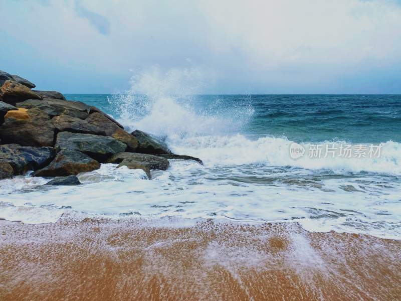 海浪波涛汹涌浪花巨浪浪潮汹涌