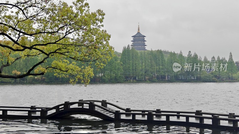 西湖带桥水域远景及远处雷峰塔