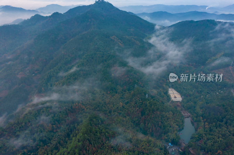 大山云雾缭绕日出航拍摄影图