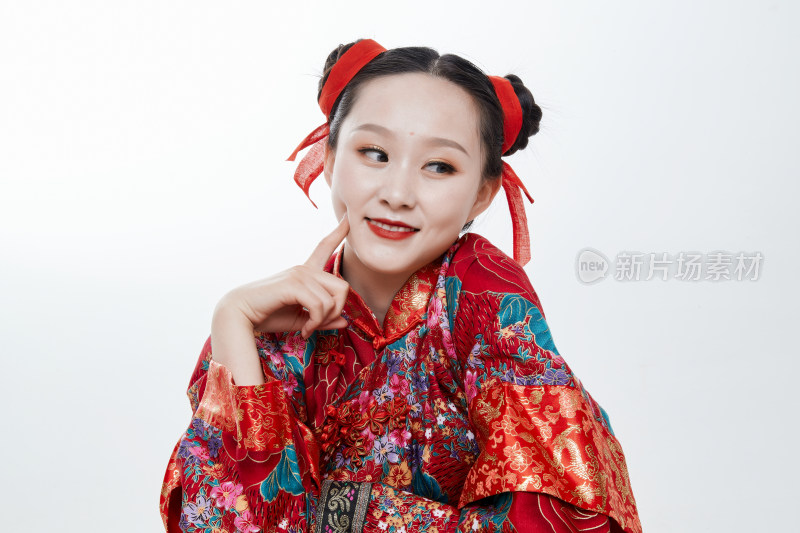 身穿中国传统服饰的青年女性