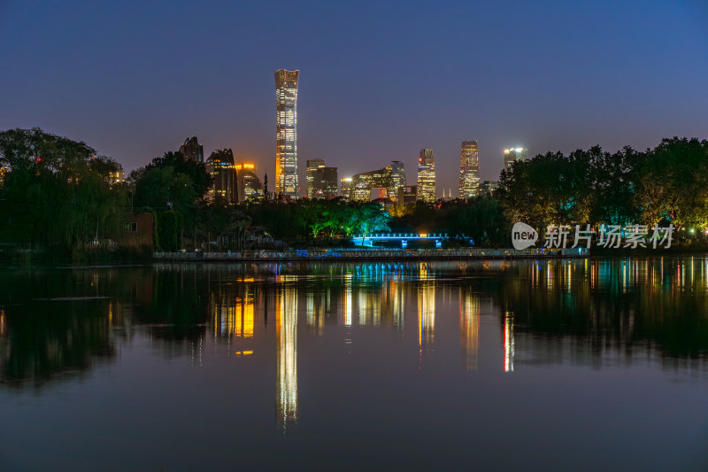 中国北京夜晚cbd建筑群灯光倒影蓝调时刻