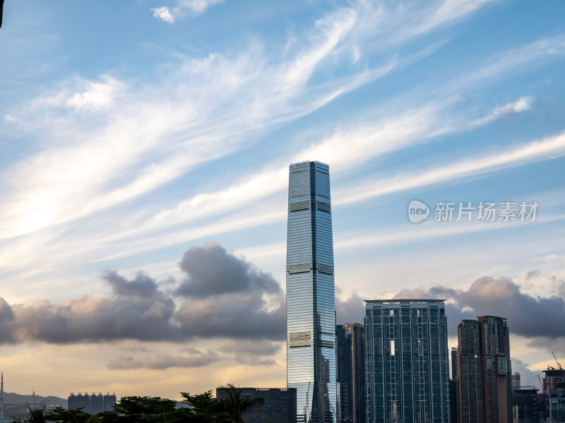 香港天际线与环球贸易广场及壮丽天空