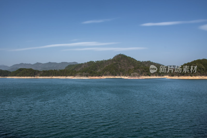 晴朗天气蔚蓝湖水青山绿水