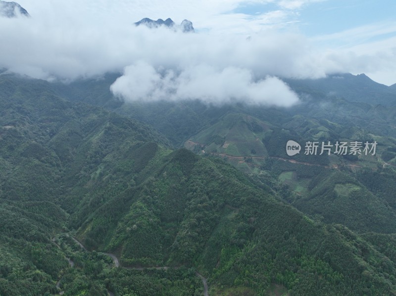 大山之中云雾覆盖顶峰自然风光山脉圣堂山