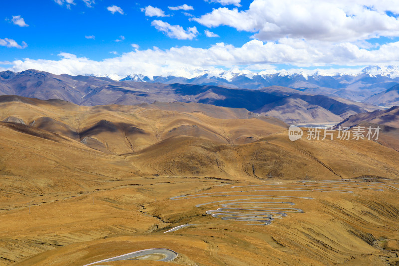 西藏高原地区雪山公路景观