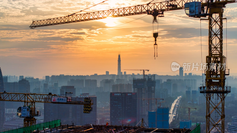 朝霞中的成都金融城建筑工地