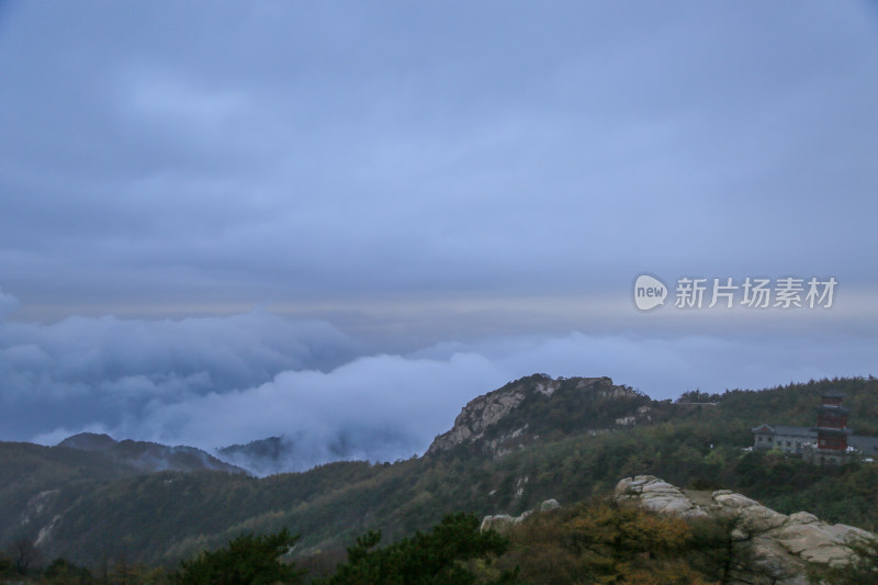 凌晨日出前云雾缭绕的泰山山峰