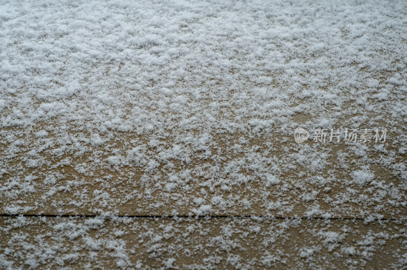 下雪后的石板