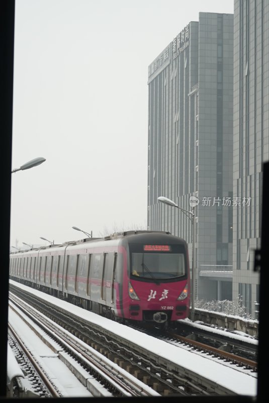 雪中行驶的北京地铁列车