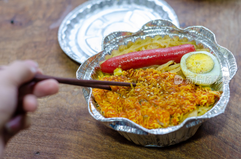 一份锡纸包装的鸡排饭套餐外卖