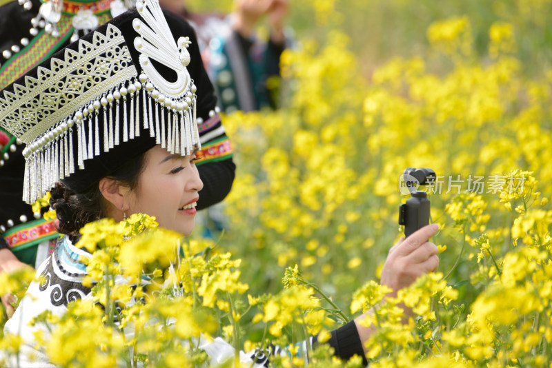 油菜花开春意浓 美丽乡村入画来