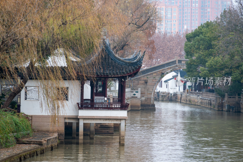 苏州寒山寺外运河旁江南风景