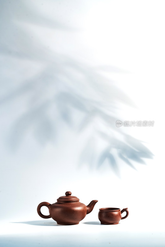 竹子背景下的茶壶