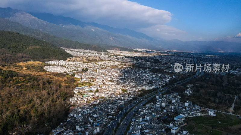 山脚下的城镇全景鸟瞰