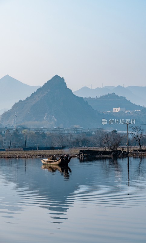 东钱湖山水间湖面小船风景