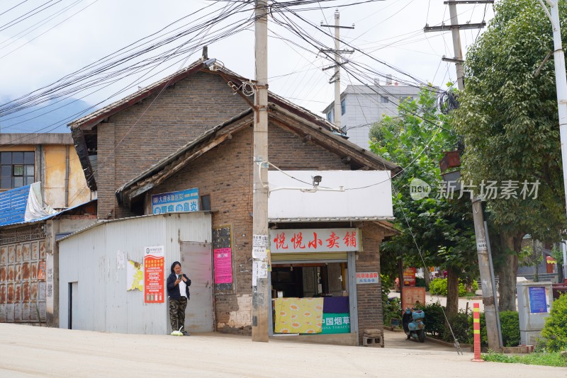 街边老旧建筑旁的小卖铺