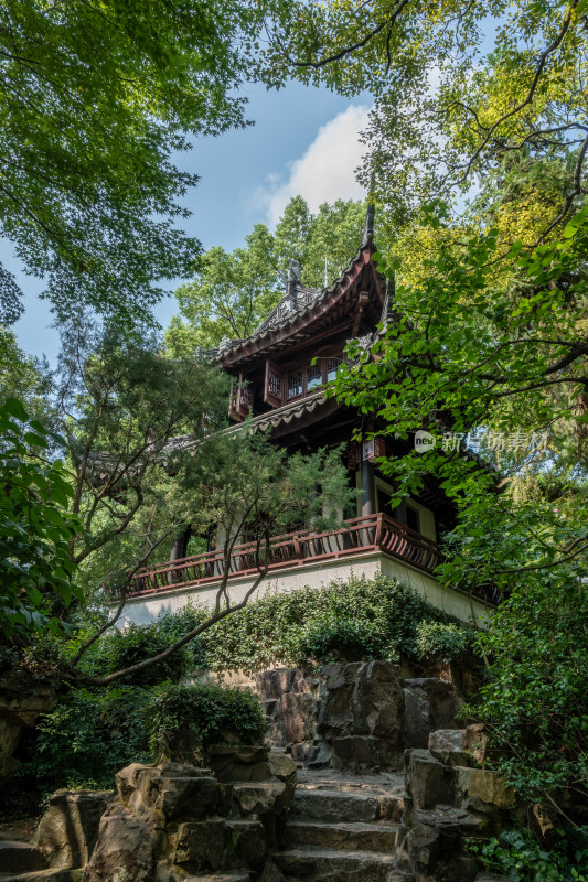 中式风格的古建筑园林上海青浦曲水园景色