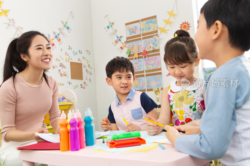 幼儿园老师和小朋友们