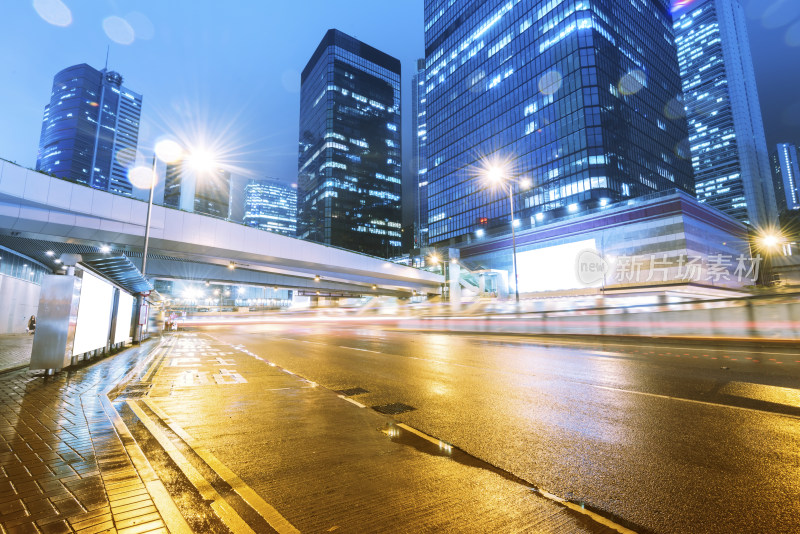 城市街道夜晚车流与高楼景观