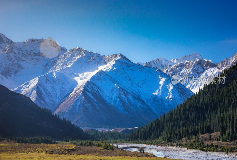 雪山河谷自然风景