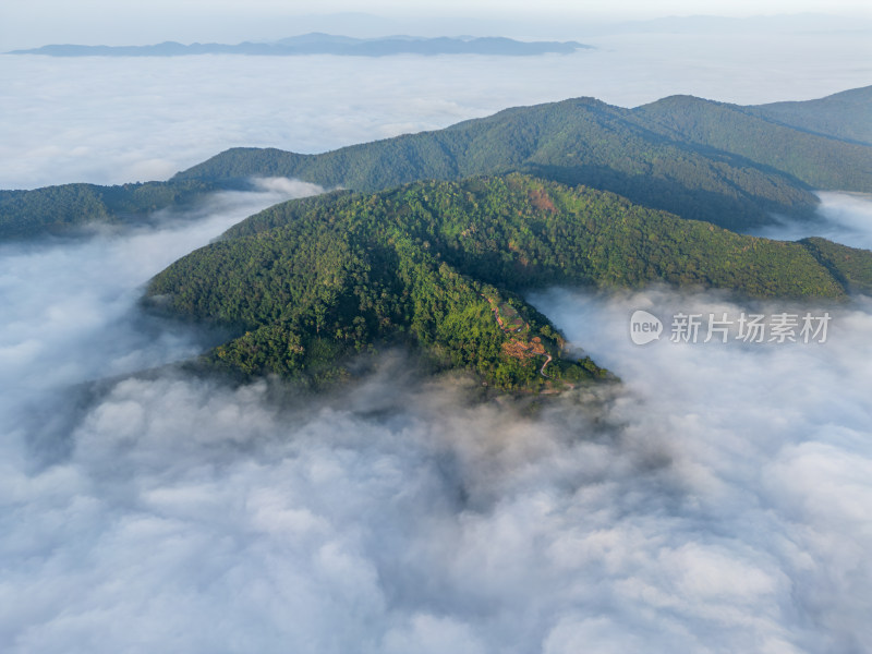 航拍云海之上的山峦