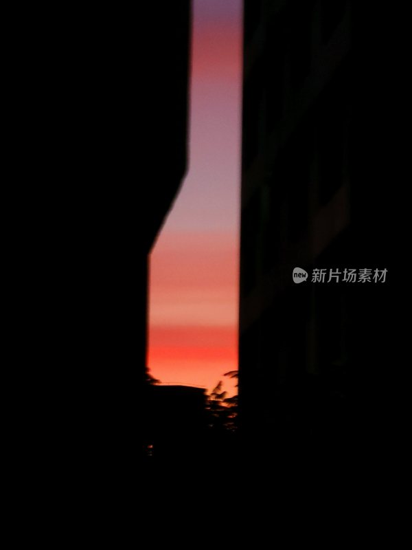 夹层间的夕阳