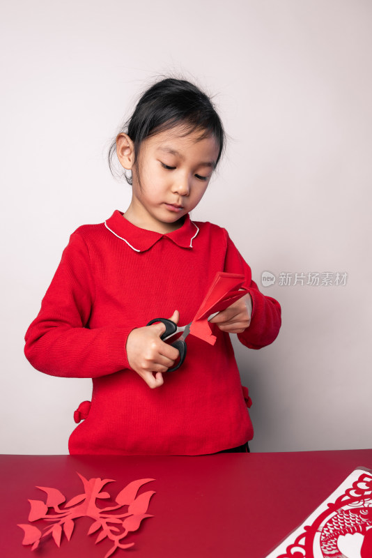 手工剪纸剪窗花的中国女孩