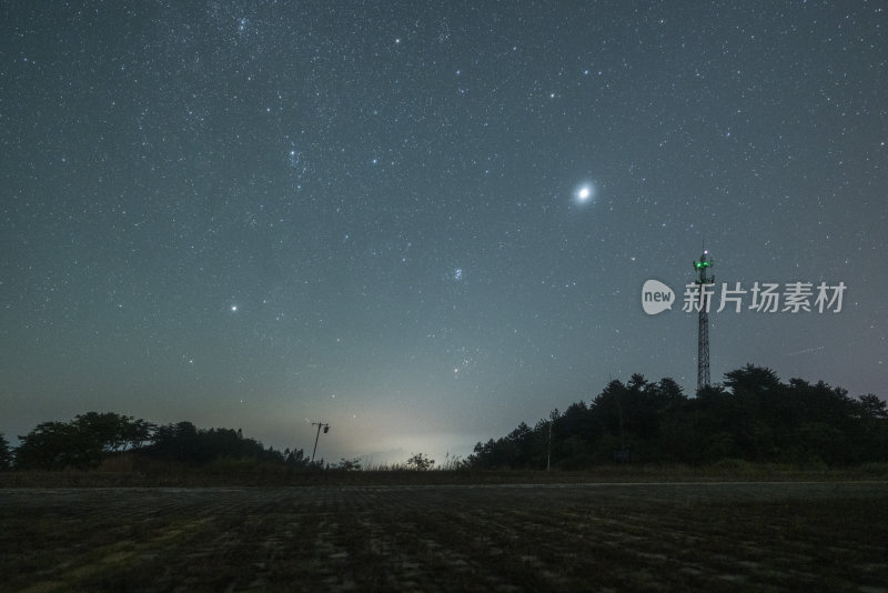 野外星空夜景下的信号塔景象