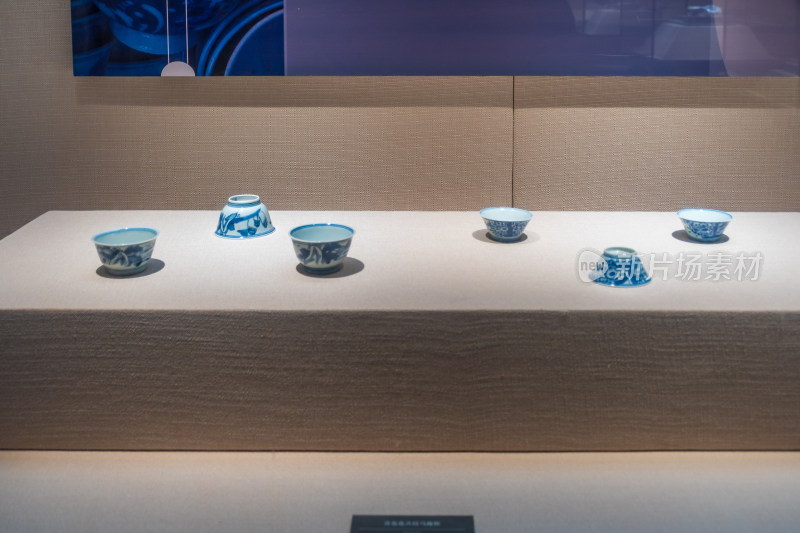 福州市博物馆展示青花花卉纹马蹄杯清康熙