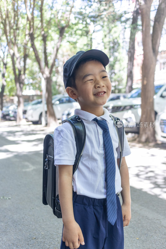 一个背书包穿校服的快乐小学生