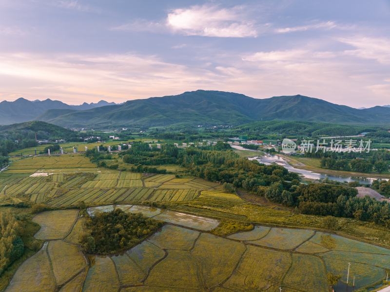 安徽泾县月亮湾日出美景