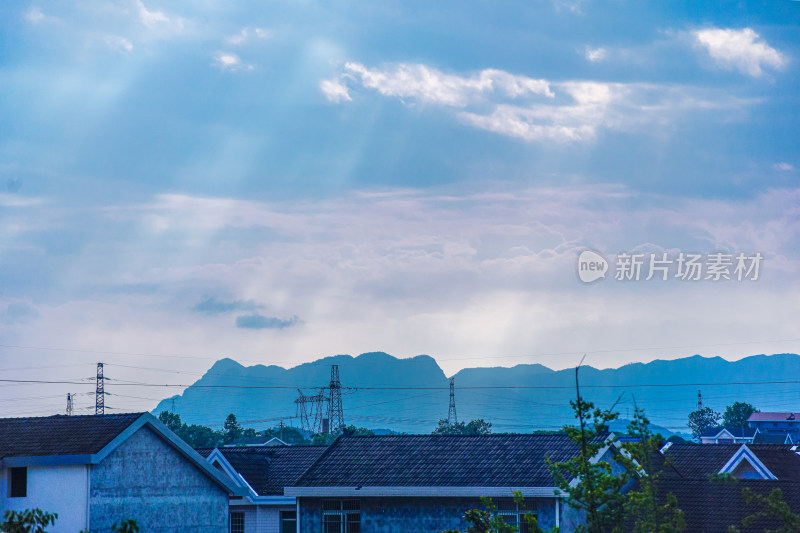 蓝调山景下的乡村住宅