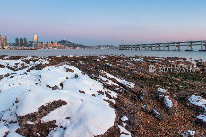 雪后黄昏时的黑石礁公园海滨风光