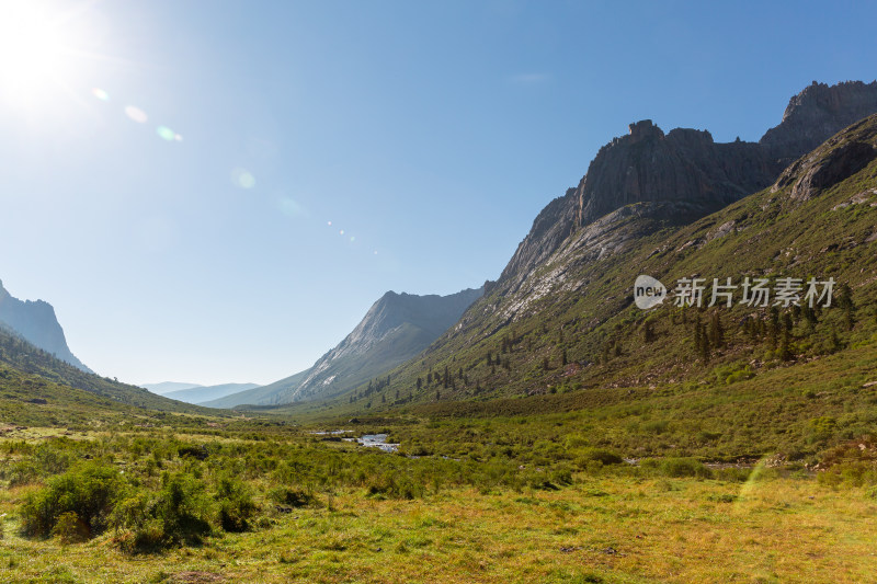 蓝天白云草原山峰湖泊