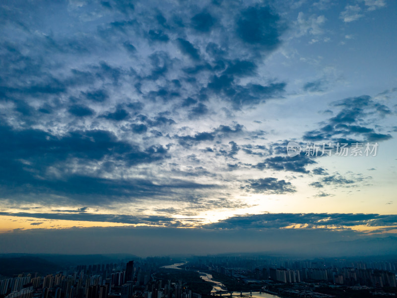 天空清晨彩云航拍图