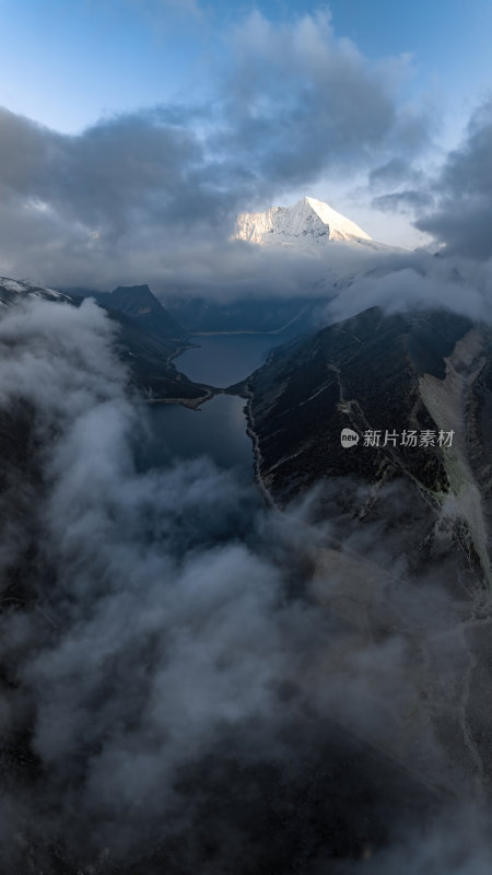 西藏山南洛扎秘境库拉岗日白马林措航拍