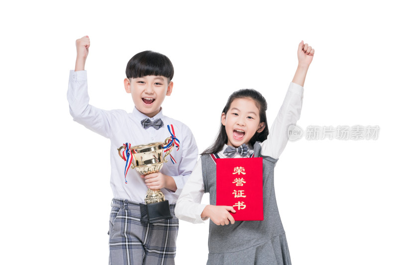 快乐的小学生拿着奖杯和证书